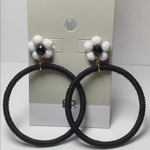 White flower Black hoop dangling BP earrings - Picture 2 of 2